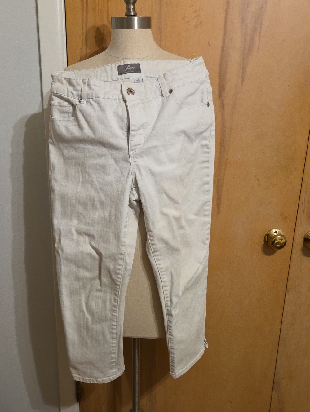 Chico's So Slimming White Stretch Capri Jeans
